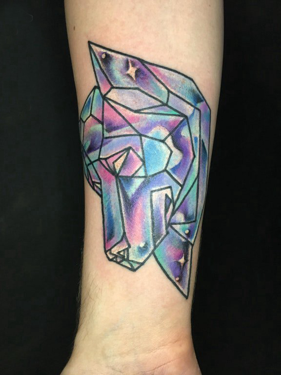 男生手臂上彩绘水彩几何元素创意动物纹身图片