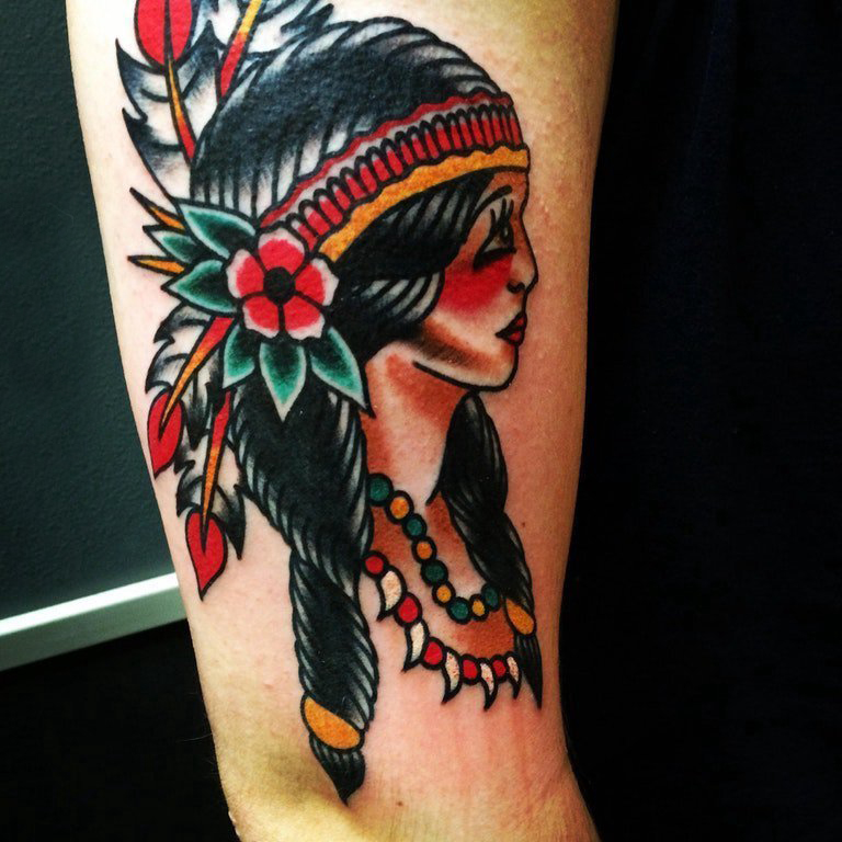 男生手臂上彩绘植物花朵和印第安人物纹身图片