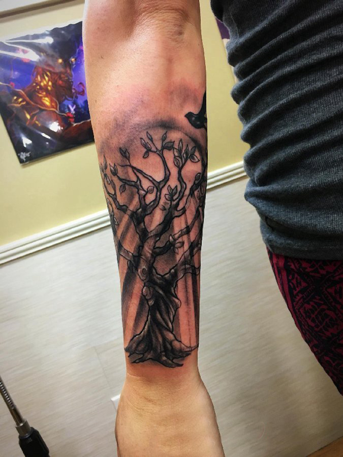 男生手臂上黑灰素描点刺技巧创意树纹身图片
