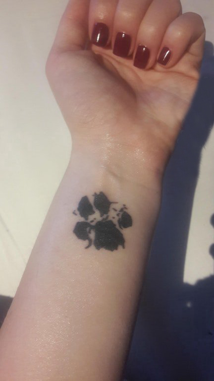 男生手腕上黑灰素描创意可爱狗爪子纹身图片