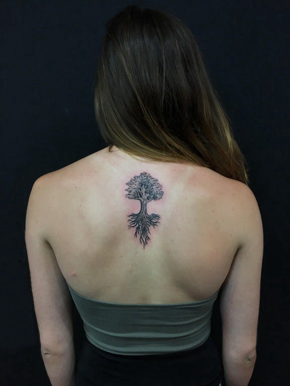 女生后背上黑色点刺植物素材生命树纹身图片