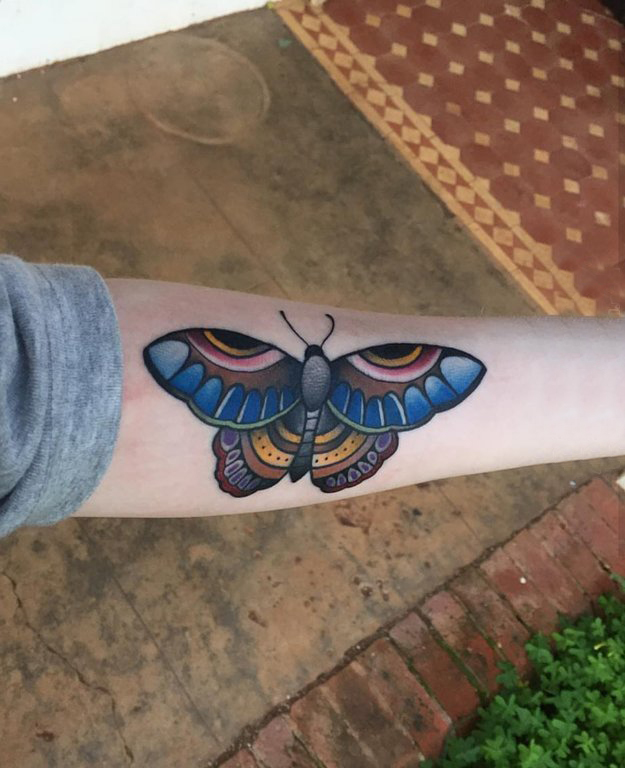 女生手臂上彩绘几何线条小动物蝴蝶纹身图片