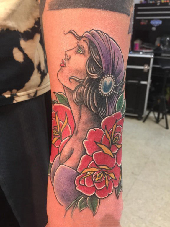 女生手臂上彩绘植物花朵和人物肖像吉普赛女孩纹身图片