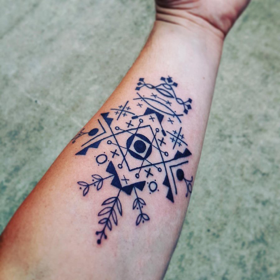 女生手臂上黑色线条几何元素创意花纹纹身图片