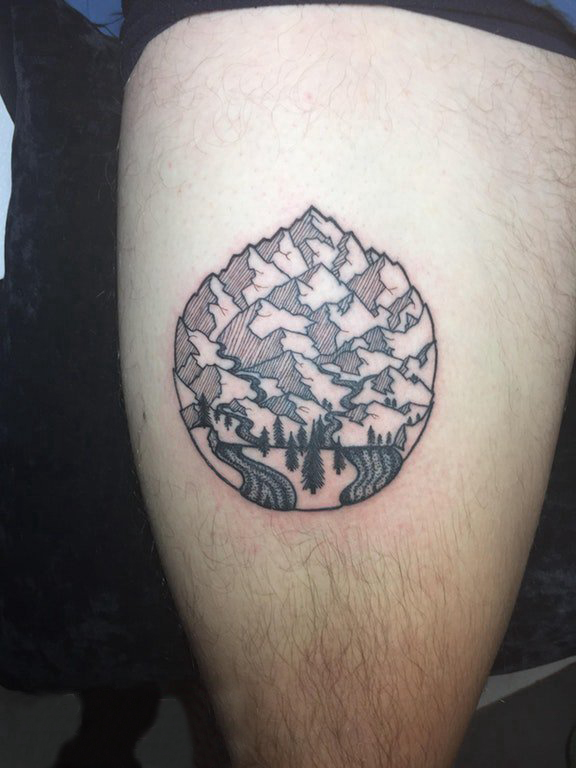 男生大腿上黑灰点刺抽象线条植物和山脉风景纹身图片