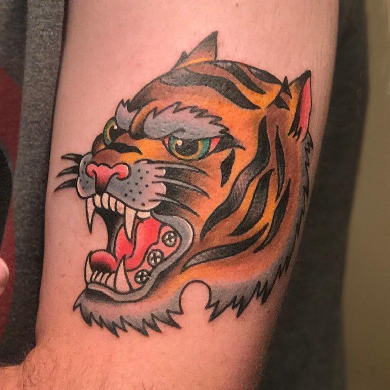 男生手臂上彩绘水彩素描霸气精致老虎纹身图片