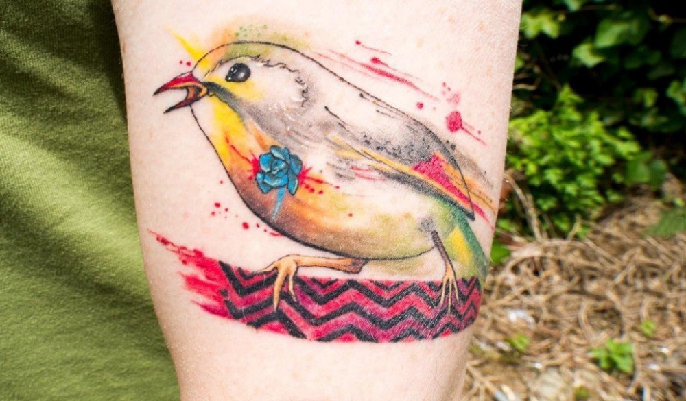 男生手臂上彩绘水彩唯美小鸟纹身图片