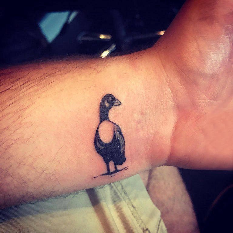 男生手腕上黑色点刺简单线条动物鸭子纹身图片