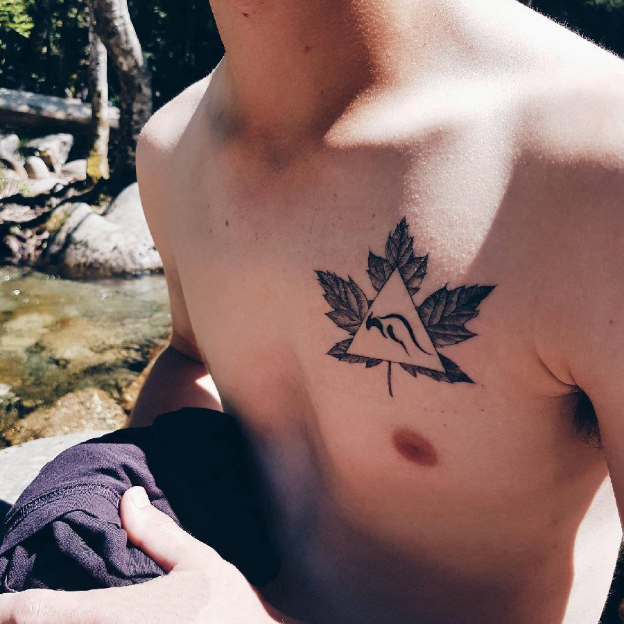 男生胸口上黑灰素描文艺唯美枫叶几何元素纹身图片