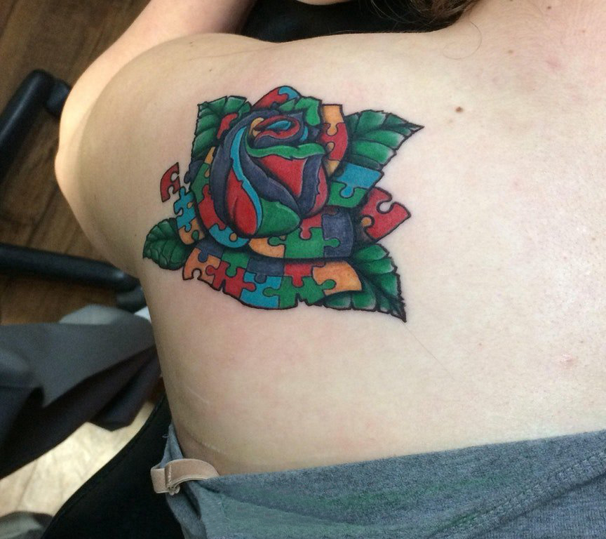 女生背部彩绘水彩素描唯美玫瑰纹身图片
