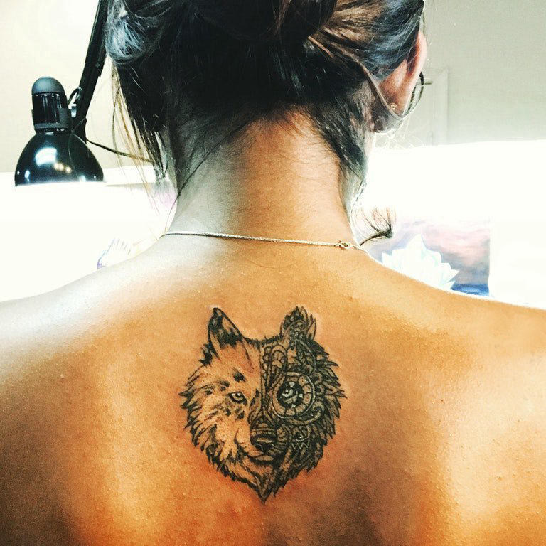 女生背部黑灰素描创意霸气狼头纹身图片