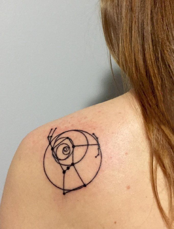 女生背部黑色线条几何元素创意纹身图片
