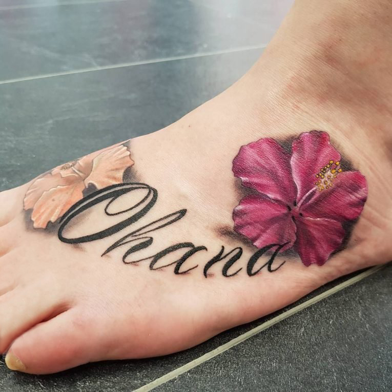 女生脚背上彩绘抽象线条英文单词和植物花朵纹身图片