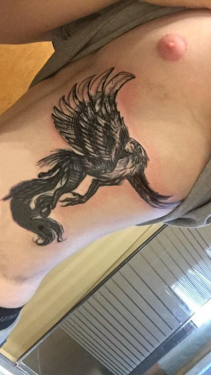 男生侧腰上黑灰素描创意霸气老鹰纹身图片