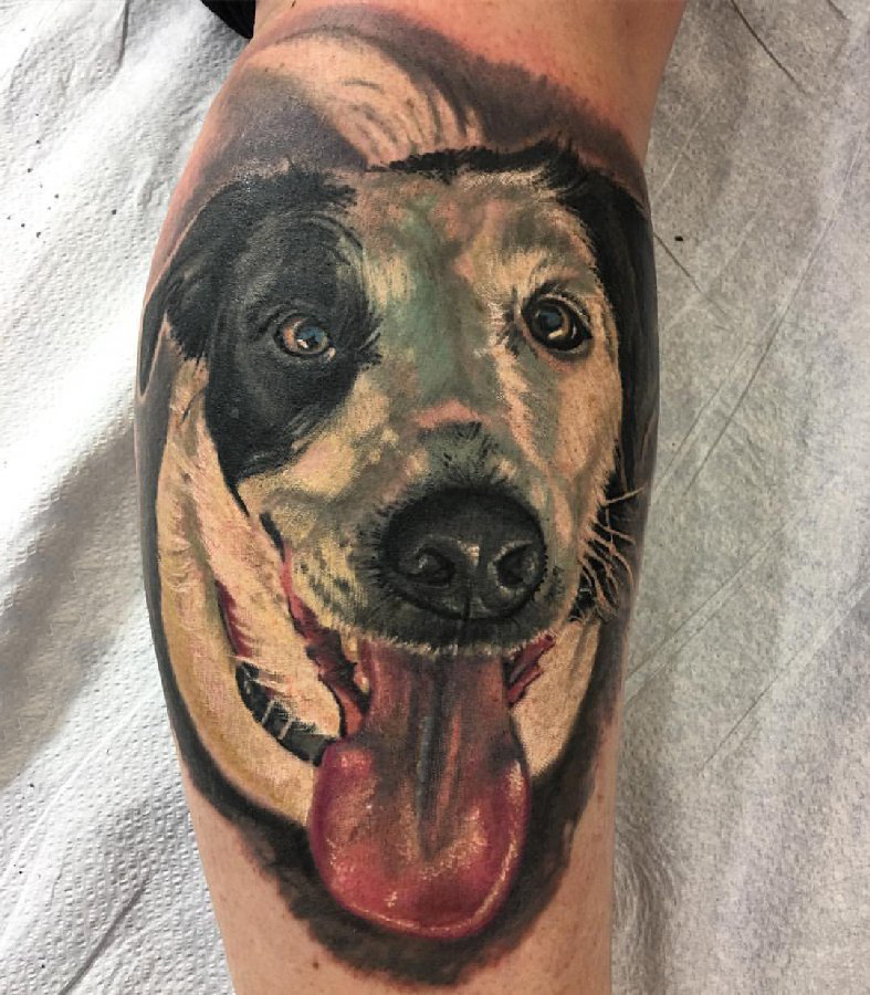 男生手臂上彩绘抽象线条小动物宠物狗纹身图片