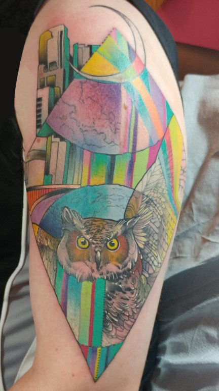 男生手臂上彩绘水彩素描几何元素创意抽象猫头鹰纹身图片