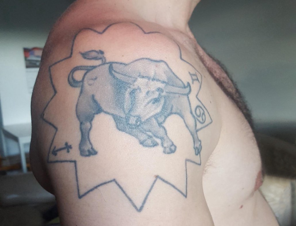 男生手臂上黑灰点刺抽象线条小动物牛纹身图片