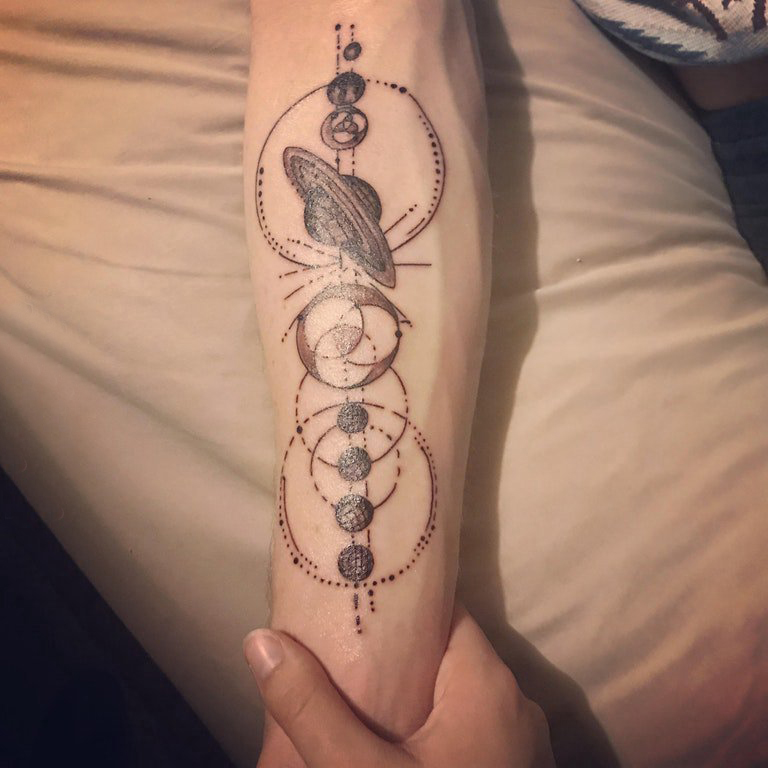 男生手臂上黑灰素描创意文艺星球元素纹身图片