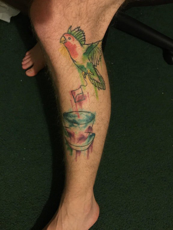男生小腿上彩绘水彩素描可爱小鸟纹身图片