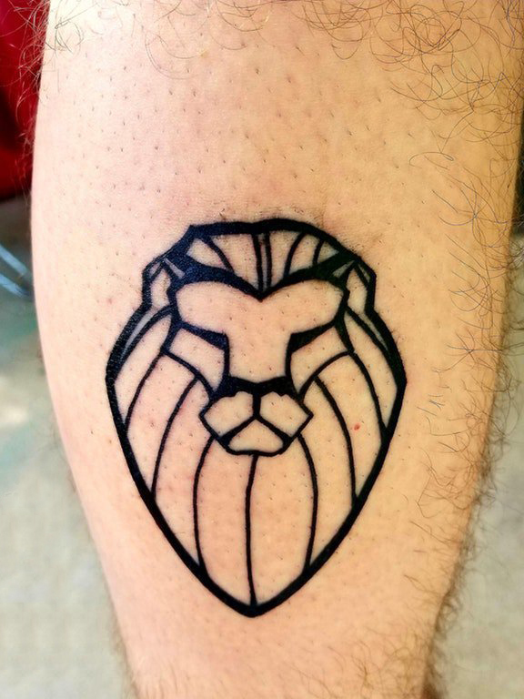 男生小腿上黑色几何线条小动物狮子纹身图片
