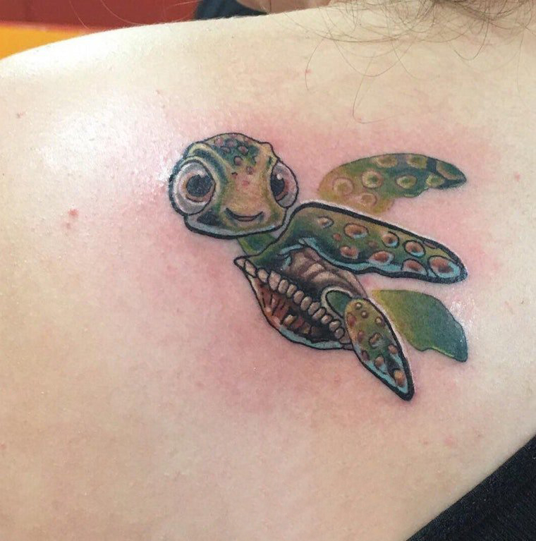 女生背部海底总动员彩绘水彩素描可爱海龟纹身图片