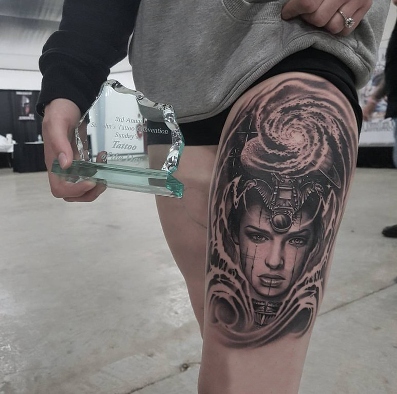 女生大腿上黑灰素描点刺技巧创意女生人物抽象纹身图片