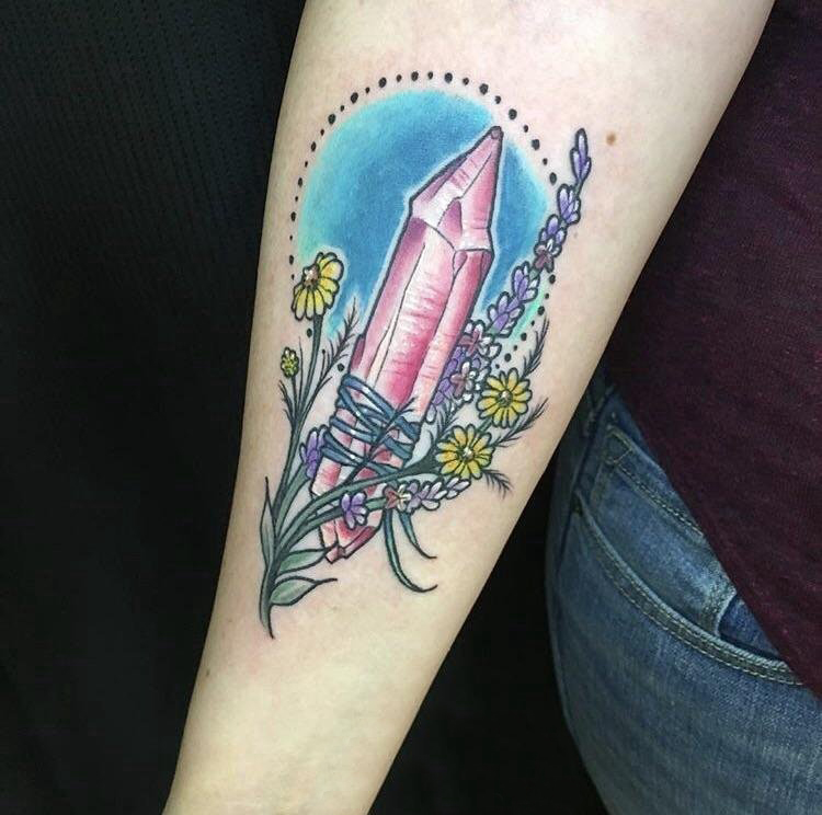 女生手臂上彩绘水晶和植物薰衣草纹身图片