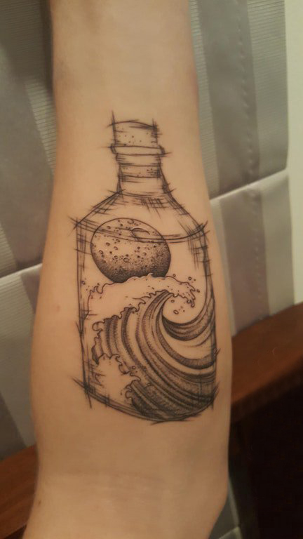女生手臂上黑灰点刺素描几何线条瓶子和海浪纹身图片