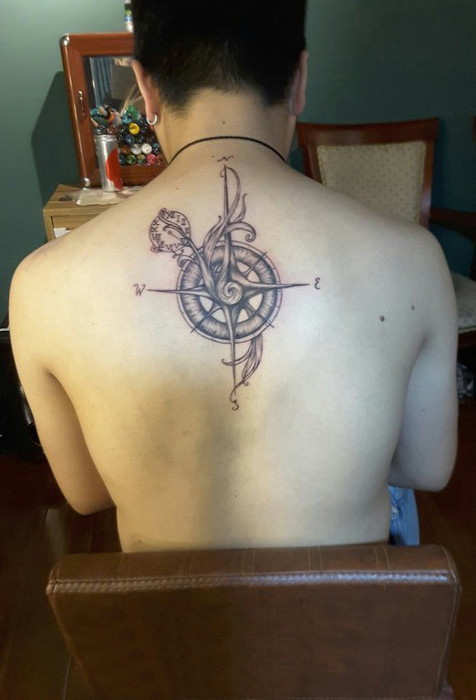 男生背部黑灰素描创意精致复古指南针纹身图片
