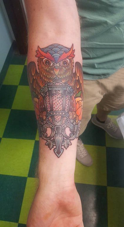 男生手臂上彩绘水彩素描创意花纹猫头鹰动物纹身图片