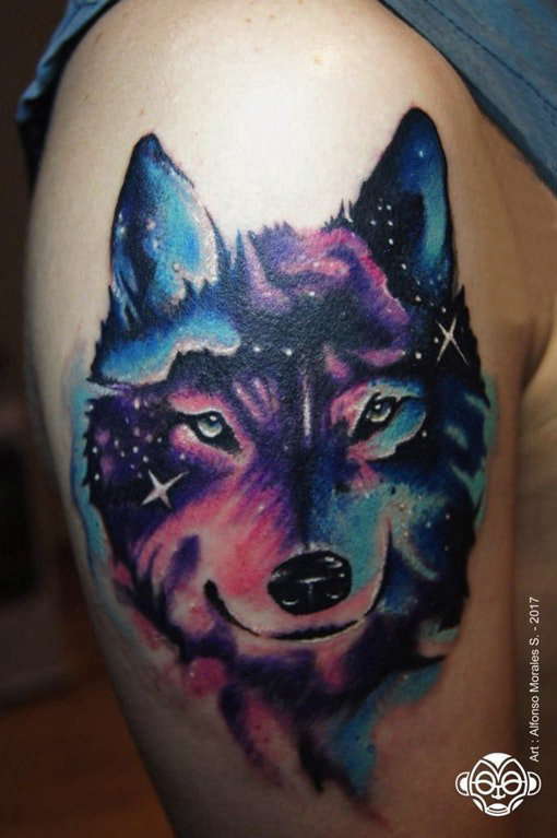 男生手臂上彩绘水彩素描创意星空元素狼头纹身图片