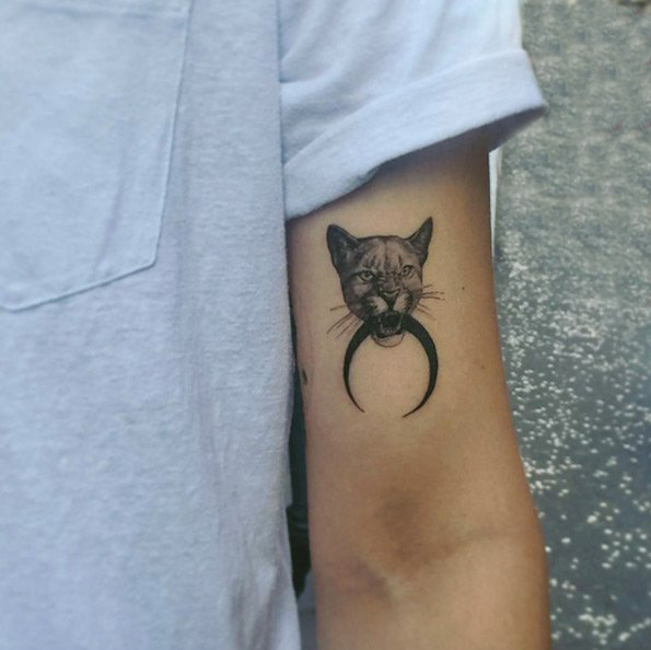 男生手臂上黑灰点刺抽象线条小动物豹子纹身图片