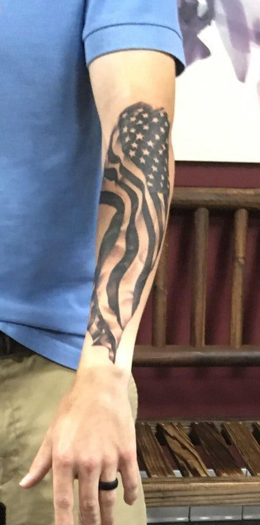 男生手臂上黑灰素描创意国旗纹身图片