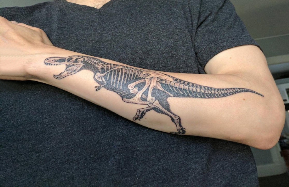 男生手臂上黑灰素描骨头恐龙纹身图片
