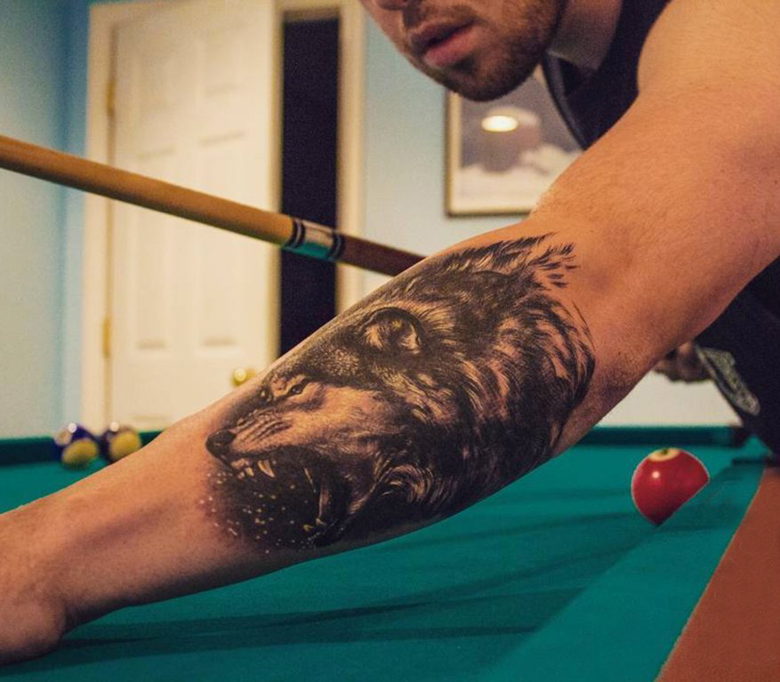 男生手臂上黑色点刺抽象线条小动物凶猛的狼纹身图片
