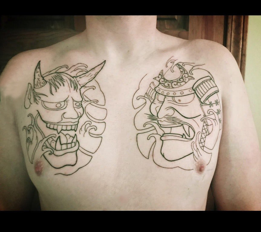 男生胸口上黑色线条创意日本元素般若纹身图片