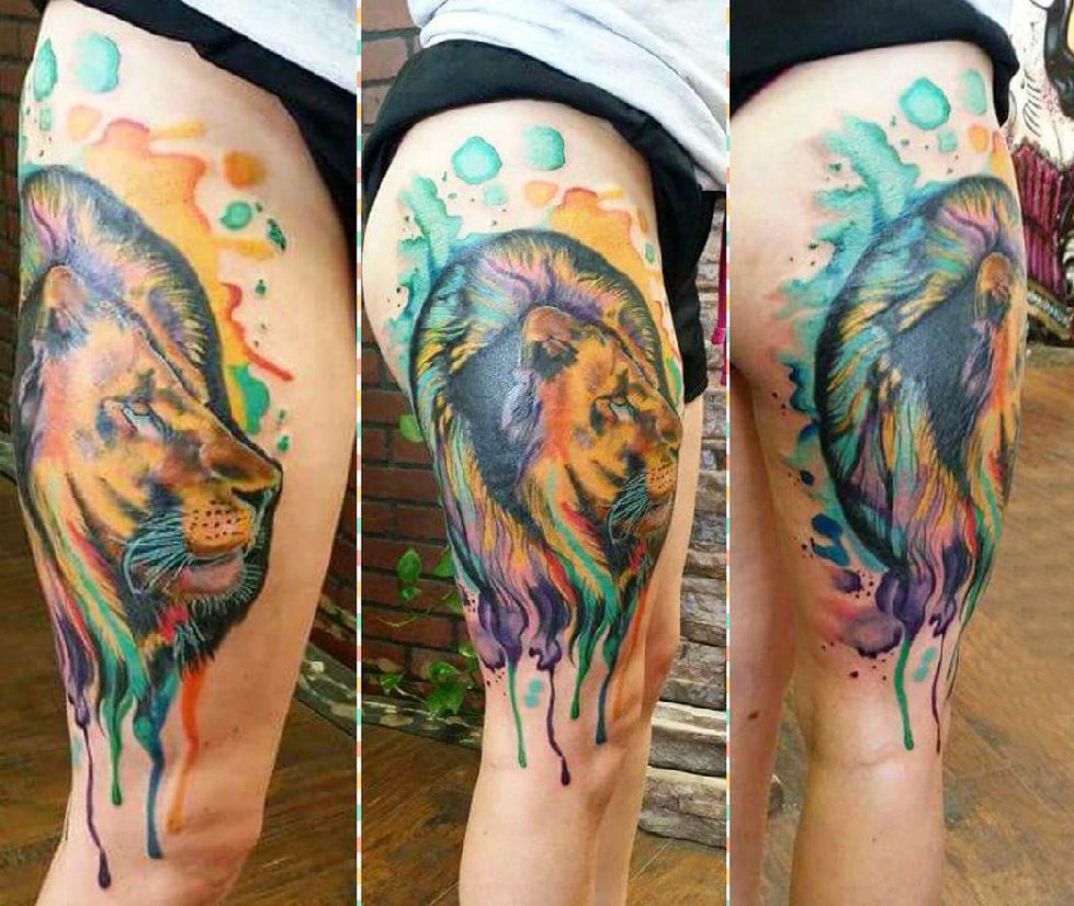 女生大腿上彩绘水彩素描七彩泼墨狮子纹身图片