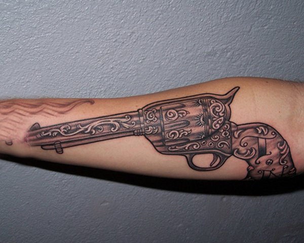 乌亮的黑色点刺几何线条创意枪纹身图案