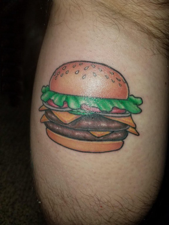 男生大腿上彩绘简单线条美味食物汉堡包纹身图片