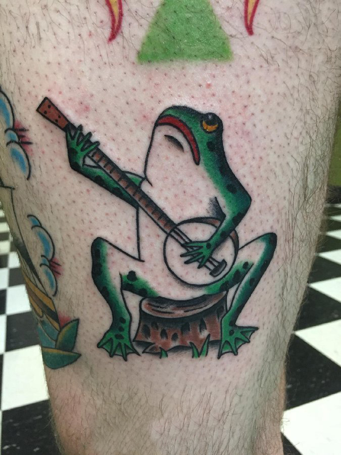 男生大腿上彩绘渐变几何简单线条小动物青蛙纹身图片