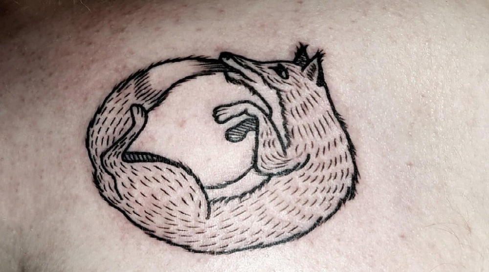 男生后肩上黑色简单线条小动物狐狸纹身图片
