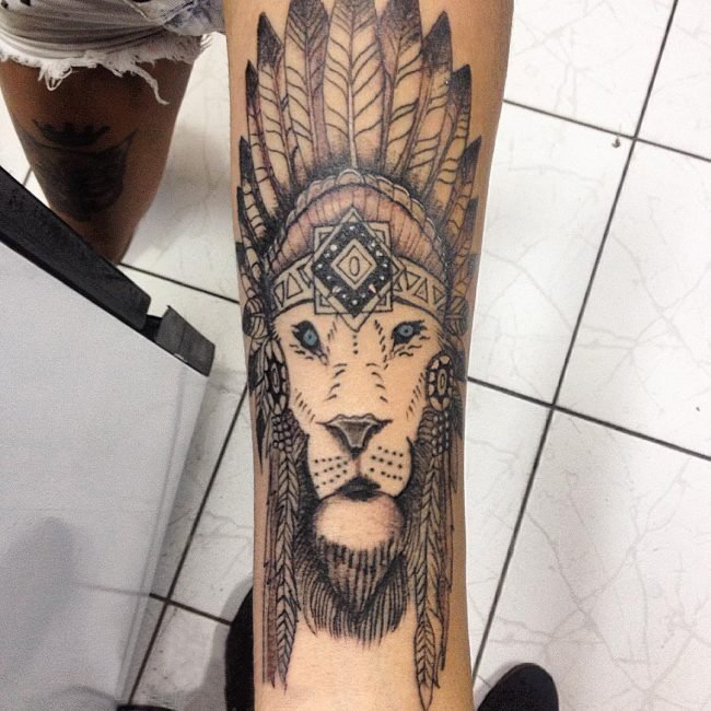 男生手臂上黑灰素描点刺技巧创意霸气印第安元素狮子头纹身图片