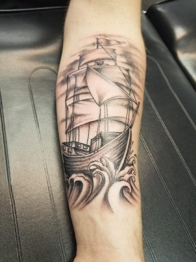 男生手臂上黑灰素描点刺技巧创意帆船精致纹身图片