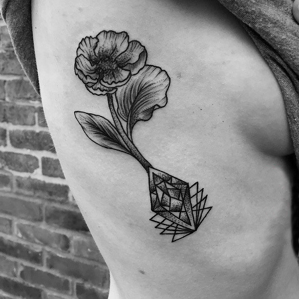 女生肋间黑灰素描几何元素创意唯美花朵纹身图片