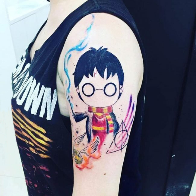 女生手臂上彩绘水彩素描创意哈利波特卡通元素纹身图片