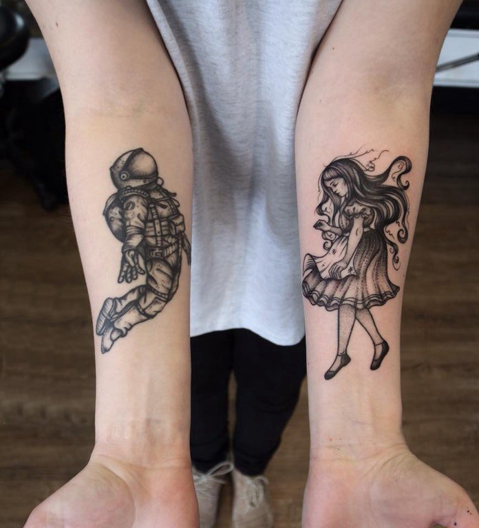 女生手臂上黑灰点刺抽象线条人物肖像纹身图片