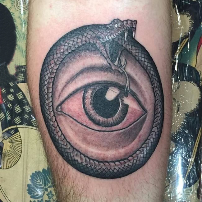 女生手臂上黑灰素描点刺技巧创意蛇上帝之眼纹身图片