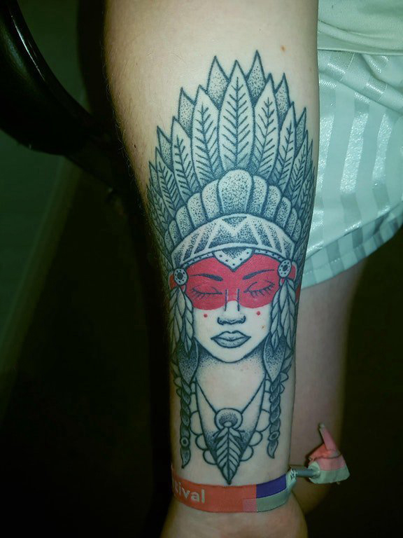 女生手臂上黑灰素描点刺技巧创意印第安风格女生人物纹身图片