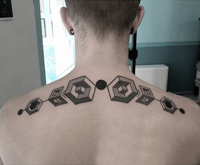 男生背部黑灰素描几何元素创意立体纹身图片