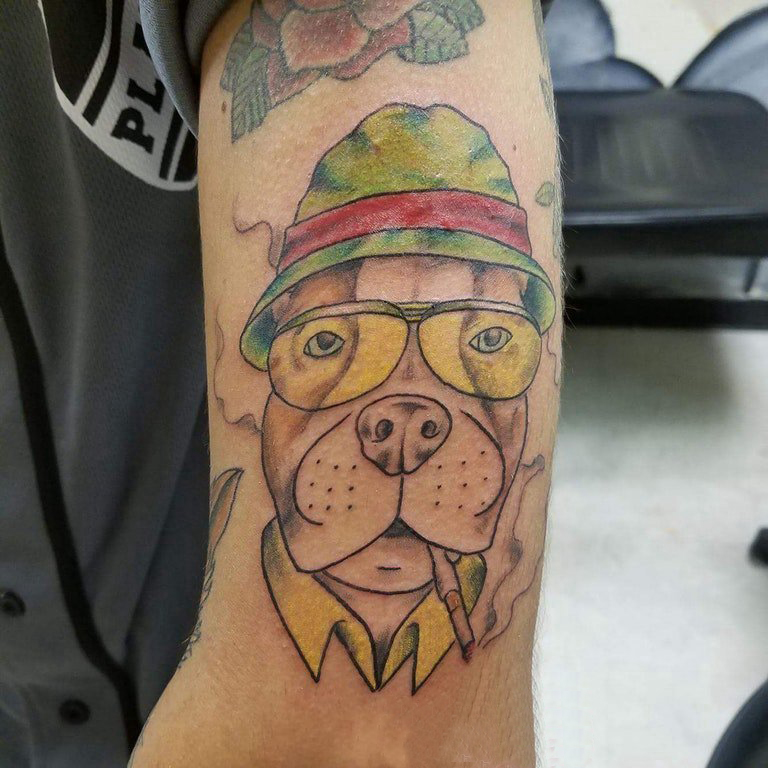 男生手臂上彩绘点刺简单线条小动物狗纹身图片